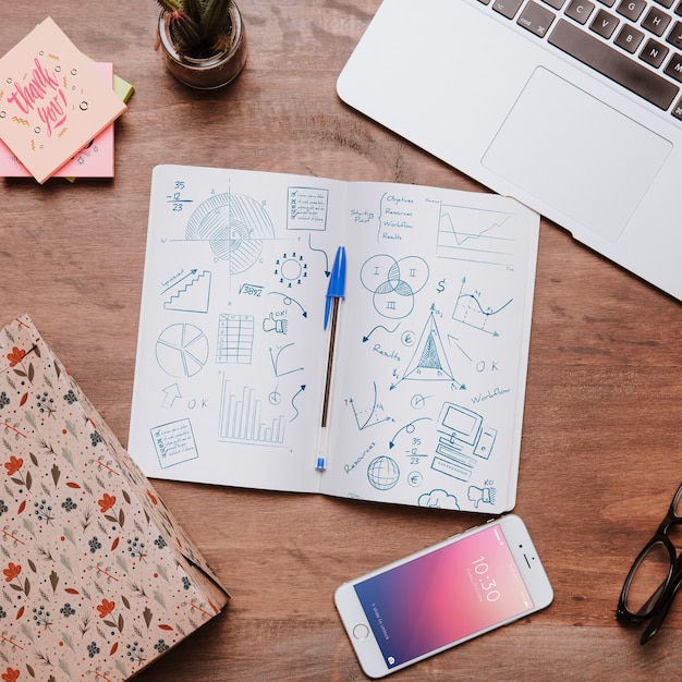 Koncepcja workspace z papieru w środku