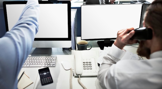 Kontormænd arbejder på et kontor og tomme computerskærme