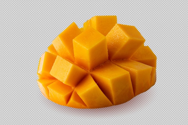 Kostki mango i plastry mango na białym tle na tle alfa