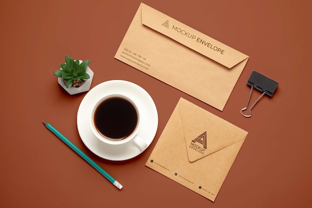 PSD kraftpapier envelop en koffie arrangement bovenaanzicht