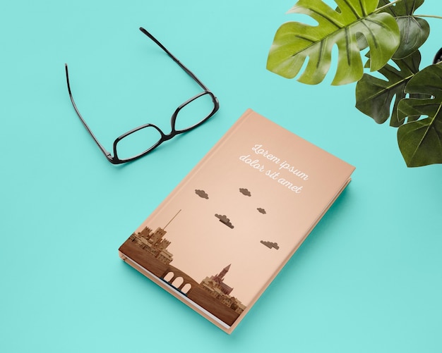 Książka pod wysokim kątem i roślina monstera