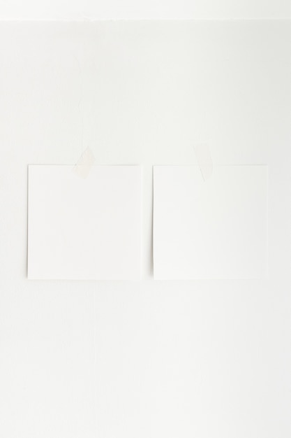 Kunstwerken die aan de muur witte minimalistische mockup hangen