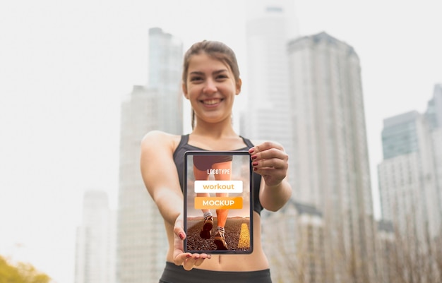 Lage weergave fit vrouw met digitale tablet mock-up