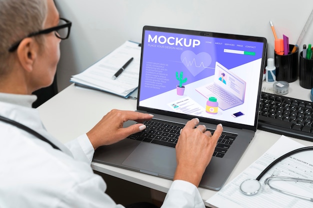 Läkare som använder laptop-mockup