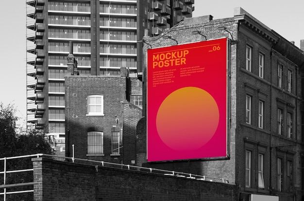 Lange poster over zwart-wit bakstenen gebouw