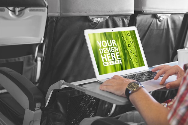 Computer portatile nella schermata del laptop mockup cabina aereo