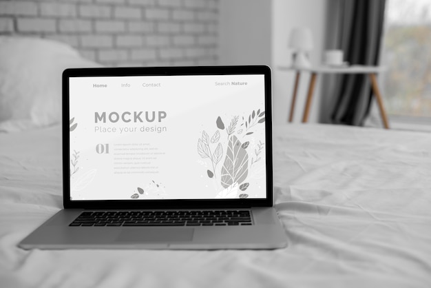 PSD computer portatile sul letto mock up