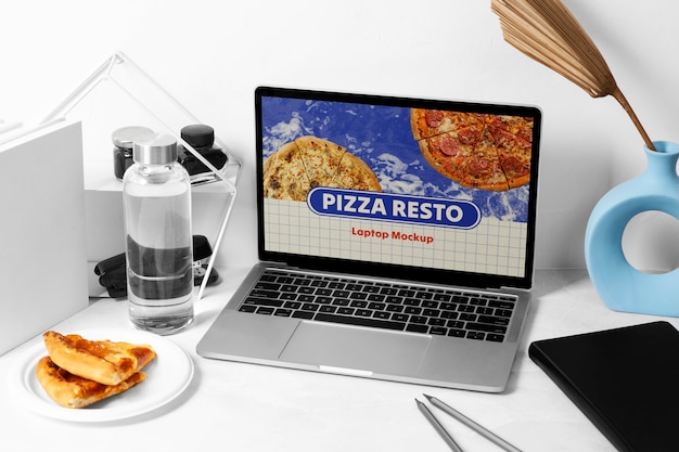 PSD laptop e cibo in tavola