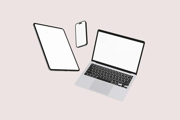 PSD laptop i telefon stoją obok siebie.