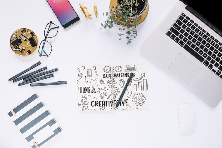 PSD laptop klavyeli yaratıcı sosyal medya ve internet mockup'ı