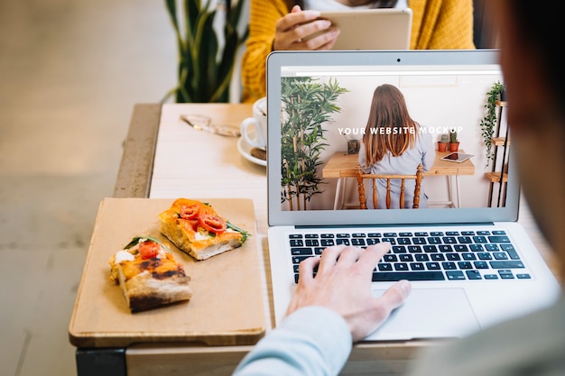 Laptop Makieta Z Człowiekiem I Panini