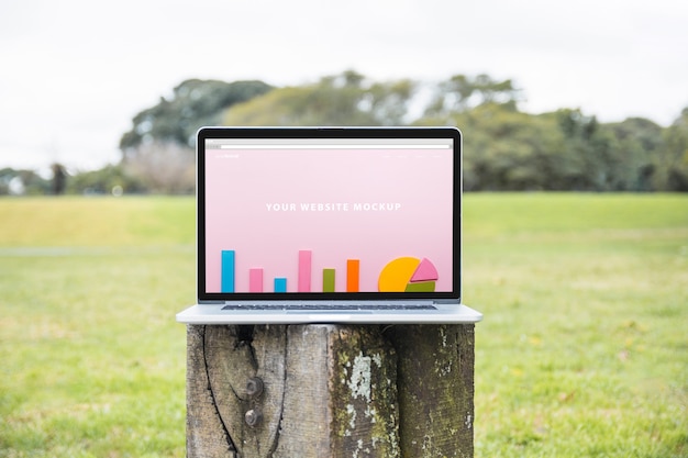 PSD laptop mockup buitenshuis