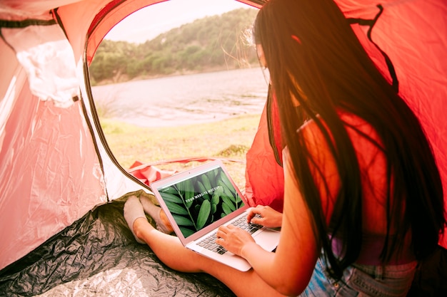 Laptop mockup met het kamperen in aardconcept