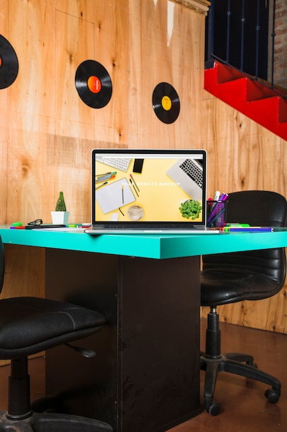 Laptop mockup op bureau