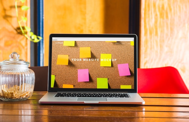 Laptop mockup op houten tafel