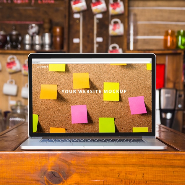 PSD laptop mockup op houten tafel