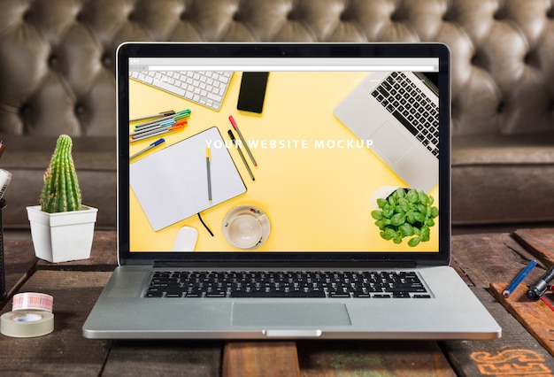 Laptop mockup op houten tafel