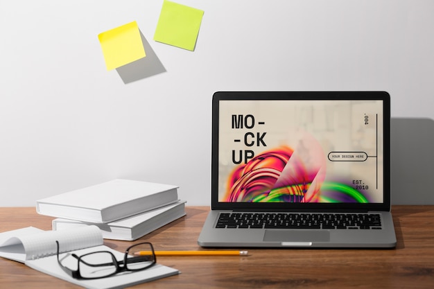 PSD laptop mockup op tafel