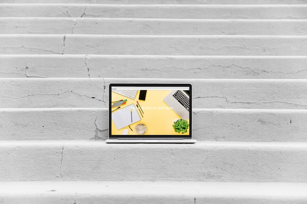 PSD laptop mockup op trappen