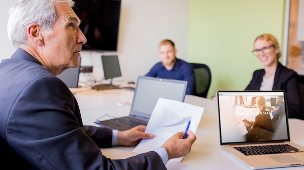 Laptop mockup op zakelijke bijeenkomst