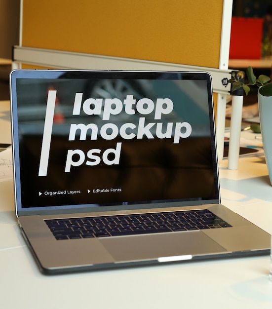 PSD laptop mockup psd op kantoor