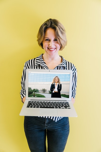 PSD laptop mockup with businesswoman