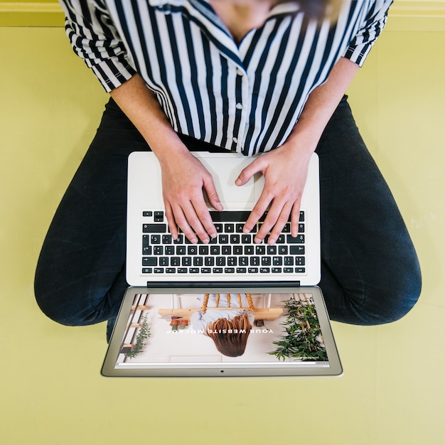 PSD laptop mockup with businesswoman