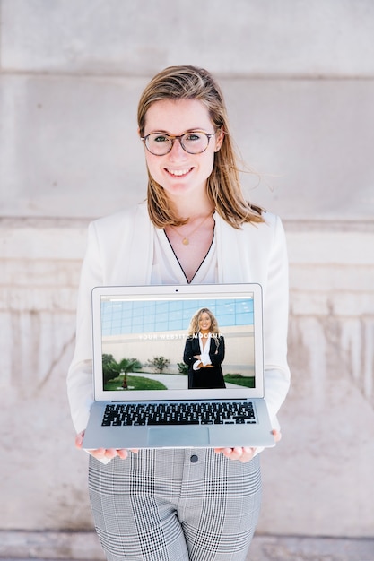 PSD laptop mockup with businesswoman