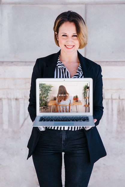 PSD laptop mockup with businesswoman