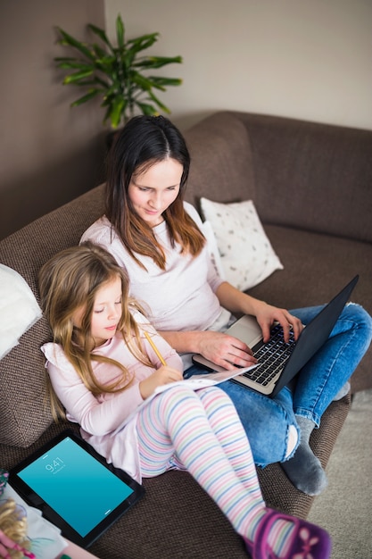 PSD mockup di laptop con madre e figlia