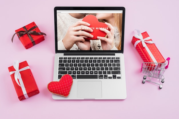 PSD mockup portatile con elementi di san valentino