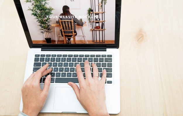 Laptop model met vrouw die thuis werkt