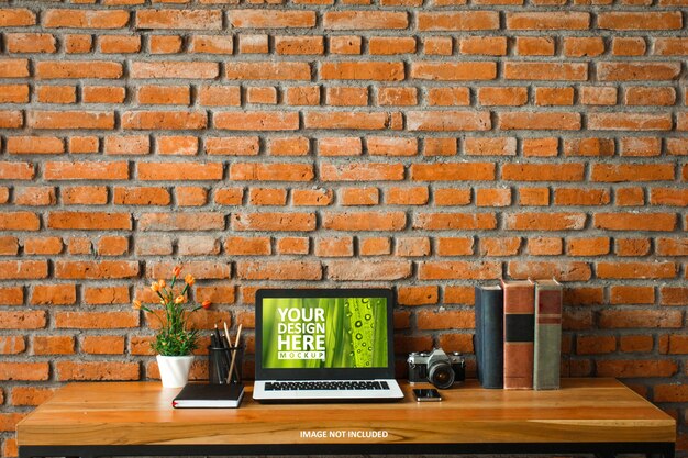 Laptop op houten tafel en bakstenen muur mockup