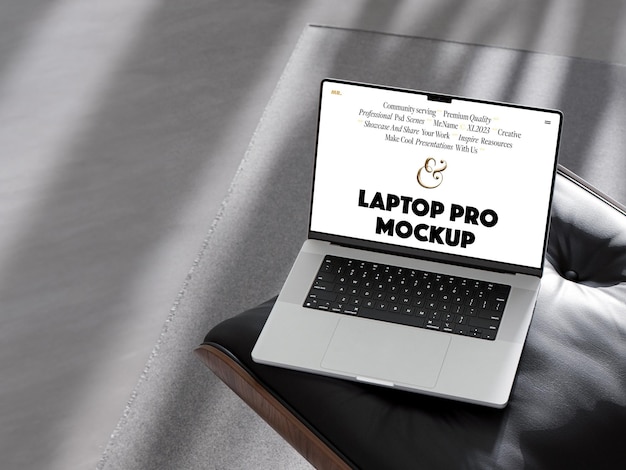 Laptop pro su mockup di sedia