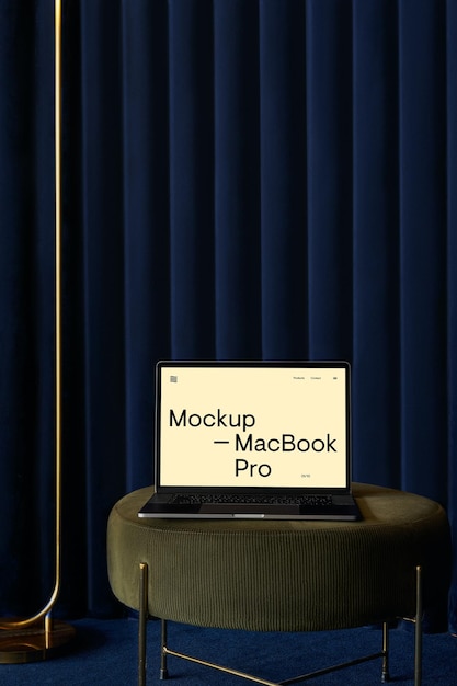 ラップトップ Pro on Pouffe モックアップ