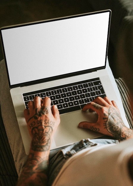 Laptop scherm mockup man werkt op afstand tijdens pandemie psd