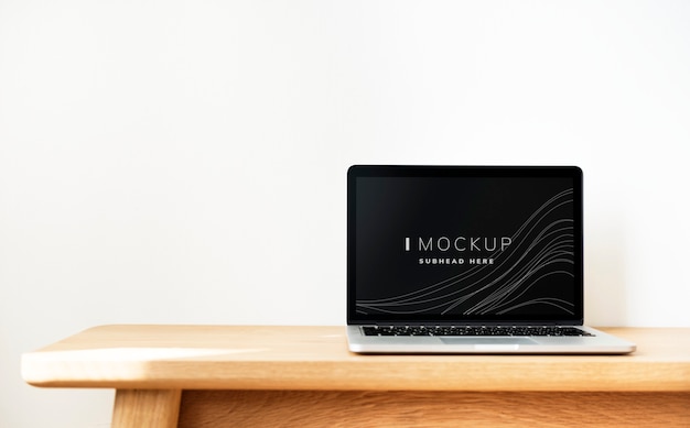 Laptop scherm mockup op een houten tafel