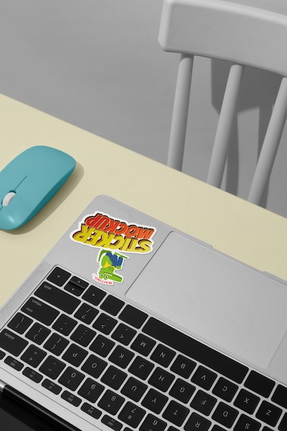 PSD laptop sticker mockup ontwerp