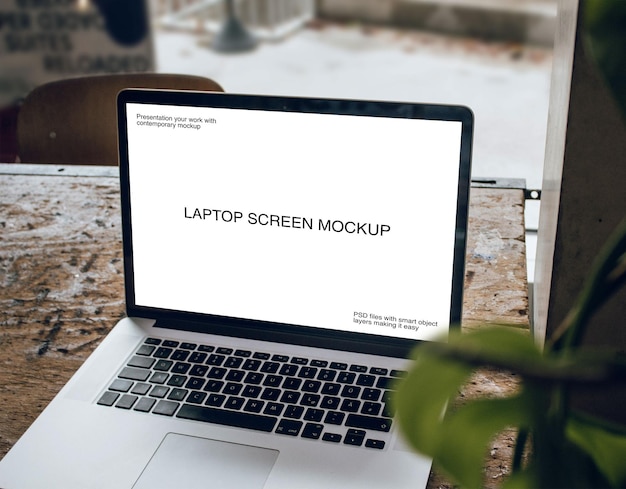PSD 木製のテーブルにスクリーンモックアップを搭載したラップトップ