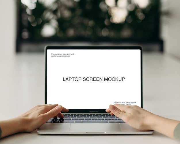 Computer portatile con mockup dello schermo