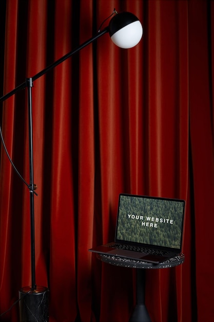 Laptop z makietą lampy