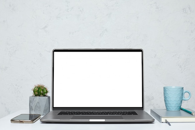 Laptop z pustym pustym ekranem