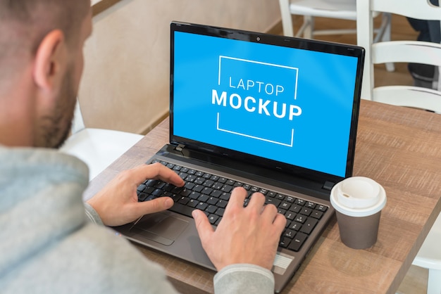 Laptopcomputer mockup op coffeeshop bureau