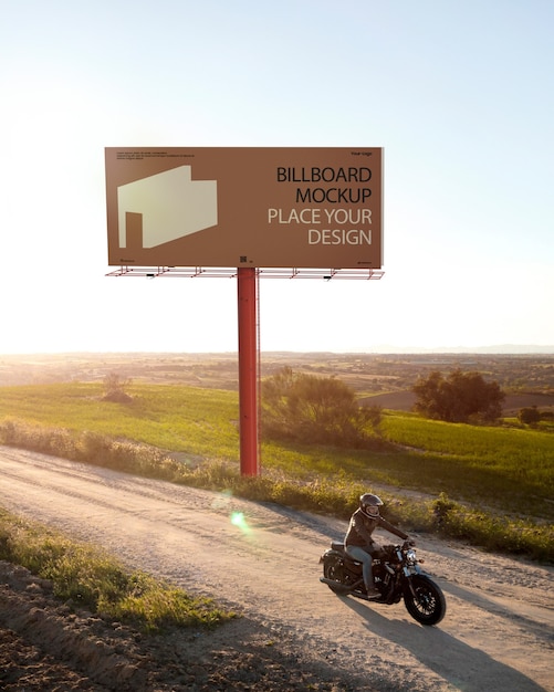 Un grande modello di cartellone accanto alla strada