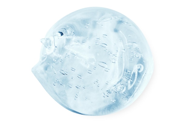 Un grande striscio o goccia di un siero di gel blu chiaro su uno sfondo trasparente vuoto