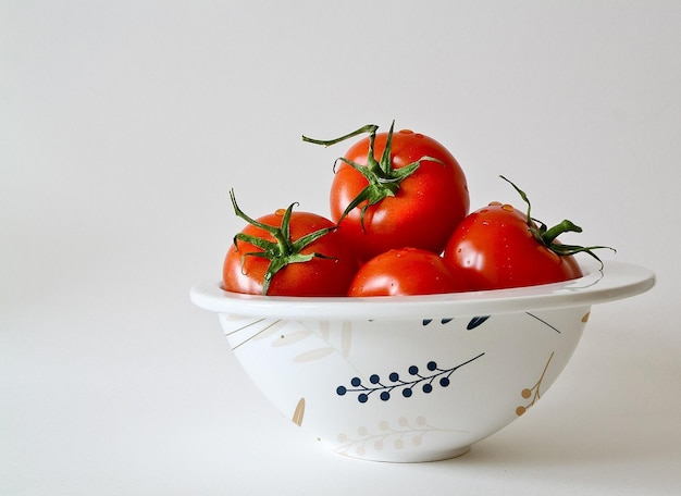 LeafyThemed Bowl z świeżymi pomidorami Mockup Charming PSD szablon dla Twoich projektów żywności