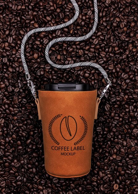 コーヒーの入った革製カップのモックアップ