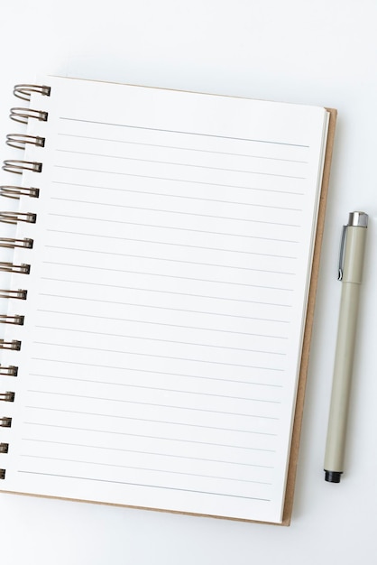 Leeg, gewone witte notitieboekpagina met een penmockup