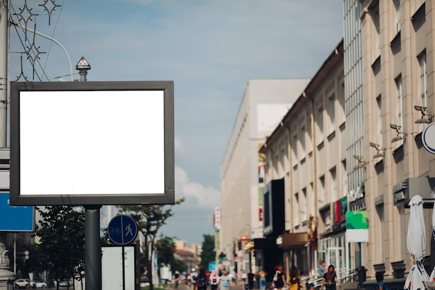 Leeg reclamebord in de stad