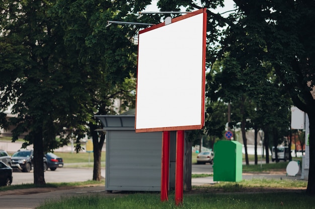 Leeg reclamebord in de stad